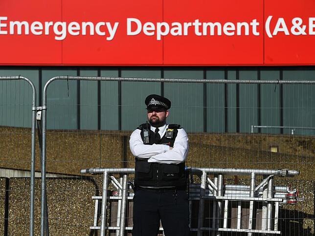 Ein Polizeibeamter steht vor dem St. Thomas-Krankenhaus im Zentrum von London, wo Premierminister Johnson auf der Intensivstation liegt.