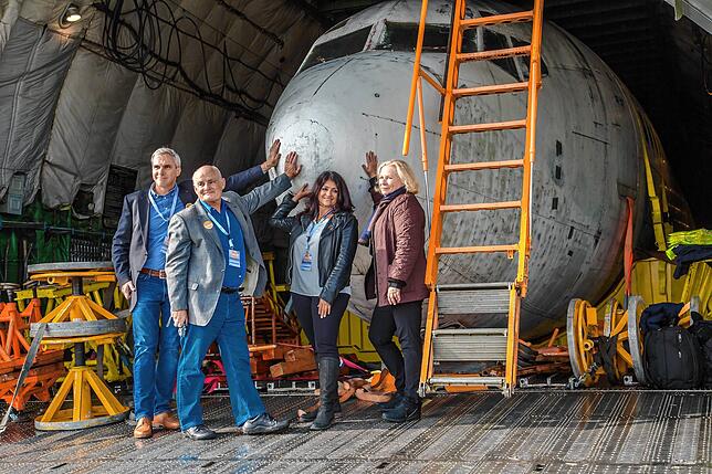 David Dornier (links) mit den ehemaligen Geiseln Jürgen Vietor, Diana Müll und Gabriele von Lutzau (rechts) vor der Landshut bei ihrer ...