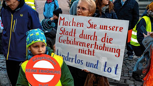 Vor genau einem Jahr, im Januar 2020, demonstrierten Eltern vor dem Matthäus-Hummel-Saal vor einer Sitzung des Verwaltungsausschusses ...
