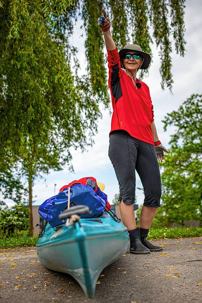 Ein älteres Seekajak und ein günstiges Doppelpaddel ganz ohne Carbon oder Fiberglas müssen ausreichen. Christa Kamm-Sager mit ihrem ...