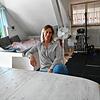 Anke Schmehl im Wohnzimmer ihrer Drei-Zimmer-Mietwohnung, aus der sie bald raus muss.