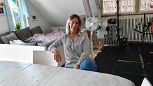 Anke Schmehl im Wohnzimmer ihrer Drei-Zimmer-Mietwohnung, aus der sie bald raus muss.