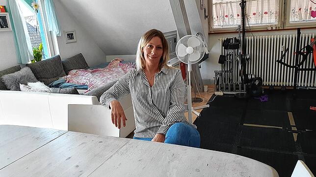 Anke Schmehl im Wohnzimmer ihrer Drei-Zimmer-Mietwohnung, aus der sie bald raus muss.