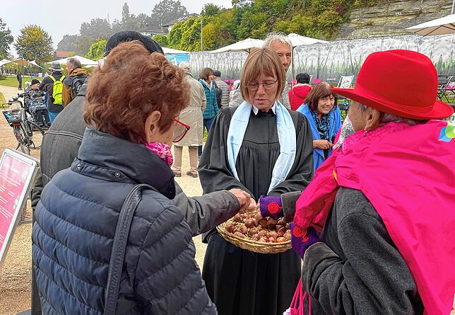 Nüsse aus Neuenburg gibt es am Ende des Gottesdienstes.