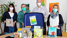 Mit einem Trauerkoffer will das Kollegium der Grundschule Wald bei der Verarbeitung von Trauer helfen (von links): Anja Schneider vom ...