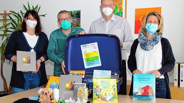 Mit einem Trauerkoffer will das Kollegium der Grundschule Wald bei der Verarbeitung von Trauer helfen (von links): Anja Schneider vom ...