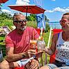 Frank Kasten und Petra Otto genießen Drinks in der Beachbar Seewärts in Immenstaad.