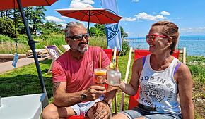 Frank Kasten und Petra Otto genießen Drinks in der Beachbar Seewärts in Immenstaad.