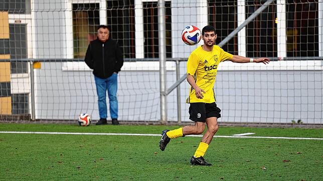 Der TSV Konstanz um Mehmet Arif Sahin steckt in einer sportlichen Krise. Mit neun Punkten belegen die Konstanzer aktuell den vorletzten ...