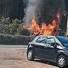 Der Carport in Flammen, doch weitere Schäden hielten sich in Grenzen.