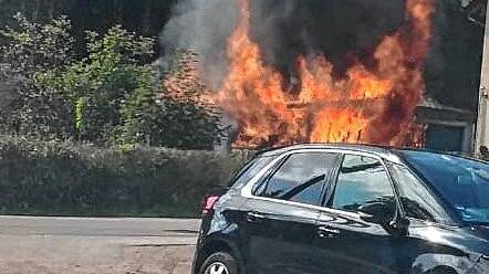 Der Carport in Flammen, doch weitere Schäden hielten sich in Grenzen.