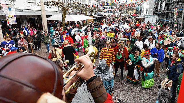 Beim Sonntagsumzug kommen in Radolfzell zahlreiche Menschen zusammen – so wie im vergangenen Jahr (Archivbild). Die Narrizella bemüht ...