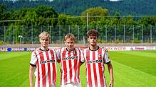 Im neuen Trikot: Die Nachwuchsspieler des SC Freiburg (von links) Levin Ruess, Max Benz und Linus Erlemann freuen sich auf ihr Testspiel ...