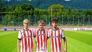 Im neuen Trikot: Die Nachwuchsspieler des SC Freiburg (von links) Levin Ruess, Max Benz und Linus Erlemann freuen sich auf ihr Testspiel ...