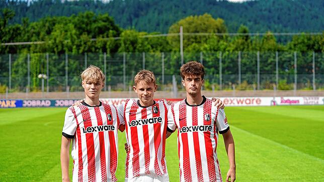Im neuen Trikot: Die Nachwuchsspieler des SC Freiburg (von links) Levin Ruess, Max Benz und Linus Erlemann freuen sich auf ihr Testspiel ...
