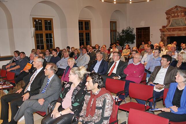 Zahlreiche interessierte Unternehmer waren zu den Schlossgesprächen in den Festsaal gekommen.