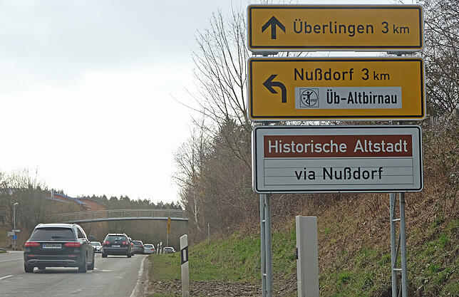 Aus Richtung Salem auf der L 200a kommend, bekommen Autofahrer nach dem Kreisverkehr ins Gewerbegebiet und vor der Waldorfschule ...