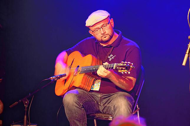 Adi Guttenberger wird von seinen Mitspielern wechselweise als „Rhythmusgott“ oder „Uhrwerk“ beschrieben.