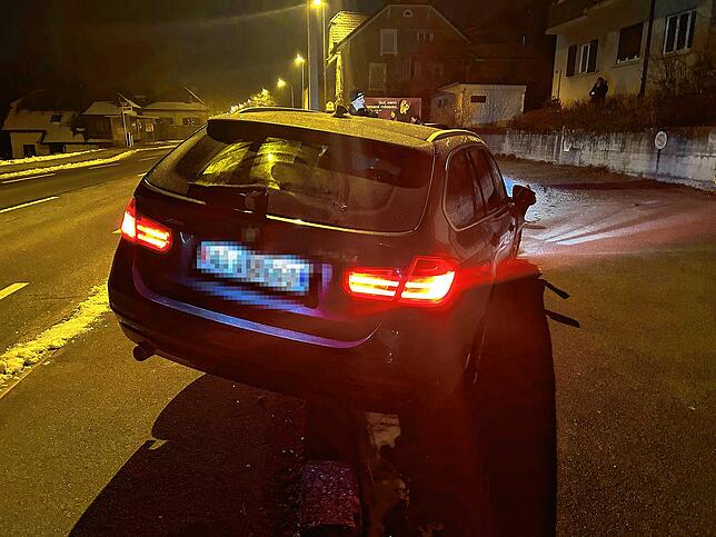 Das verlassene Auto in der Aarauerstraße in Erlinsbach.