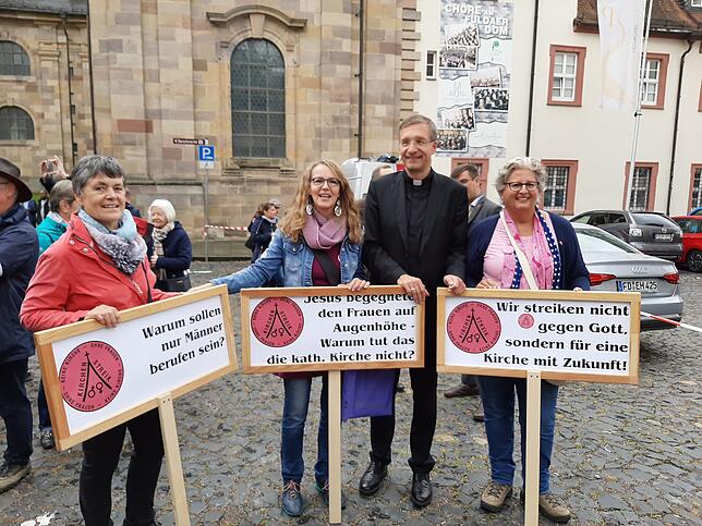 Michael Gerber, Bischof von Fulda, mit den Initiatorinnen des Lauchringer Kirchenstreiks (von links) Gertrud Bernauer-Eckert, Ulrika ...