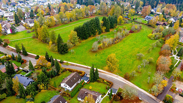 Insgesamt 4,3 Hektar groß ist diese Wiese an der Oberförster-Ganter-Straße (unten von links nach rechts). Deren Bebauung wird von vielen ...