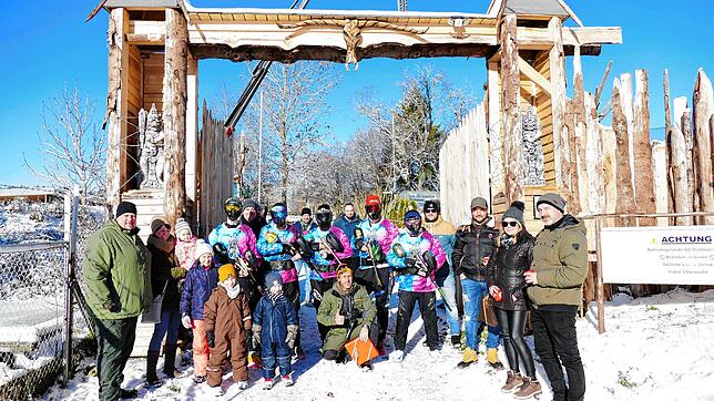 Gregor Stroppel (kniend in der Bildmitte) mit einer der Besuchergruppen vor dem Eingang der neuen Paintball-Anlage beim Schützenhaus in ...