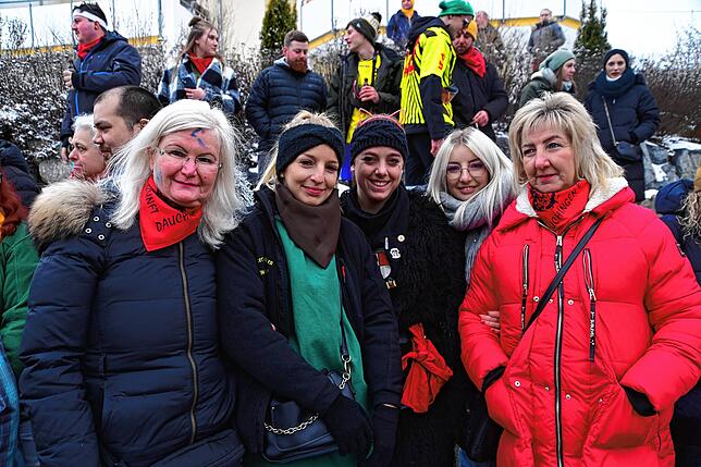 Bild 22: So feiern die Zuschauer am Straßenrand beim Narrentreffen in Dauchingen mit