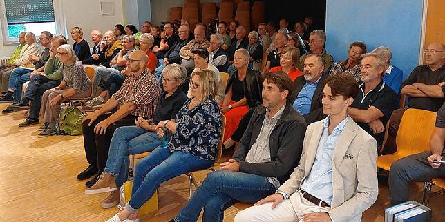 Das Interesse ist groß an der Planung der Sparkasse Reichenau für das Adler-Areal in Allensbach. Entsprechend kamen viele Besucher in ...