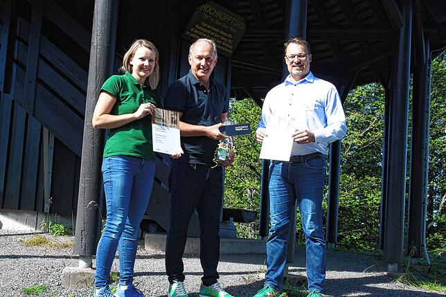 Übergabe der Urkunde von Bauwerk Schwarzwald am Hochkopfturm (von links): die Leiterin der Tourist-Info Todtmoos, Katharina Maier, der ...