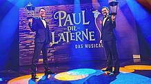 Große Dinge werfen ihren Schatten voraus. Im Gloria-Theater lüften Intendant Jochen Frank Schmidt (links) und der kaufmännische Direktor ...
