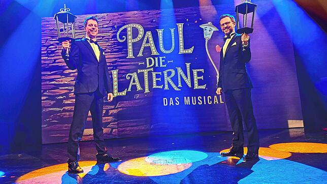 Große Dinge werfen ihren Schatten voraus. Im Gloria-Theater lüften Intendant Jochen Frank Schmidt (links) und der kaufmännische Direktor ...