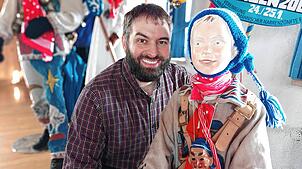 Der neue Narrenvater der Bonndorfer Pflumeschlucker mit einer Puppe im Kinder-Häs. Sich um den Nachwuchs zu kümmern, ist für Marco ...