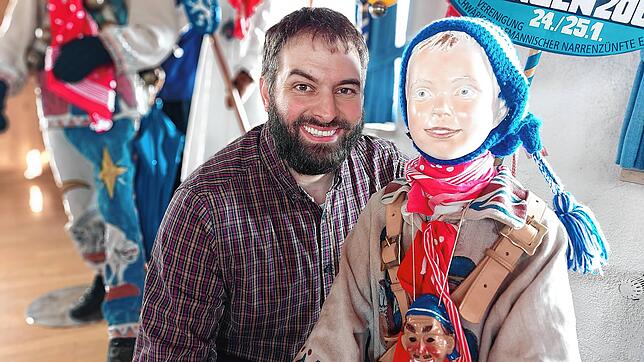 Der neue Narrenvater der Bonndorfer Pflumeschlucker mit einer Puppe im Kinder-Häs. Sich um den Nachwuchs zu kümmern, ist für Marco ...