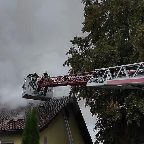 Wohnhaus steht in Flammen