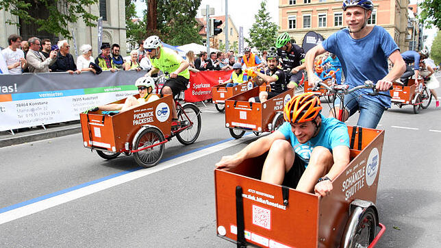 Gaudi beim ersten Wagenradrennen im Rahmen des City-Radrennens: Die Velo-Gladiatoren spritzten sich nicht nur gegenseitig mit ...