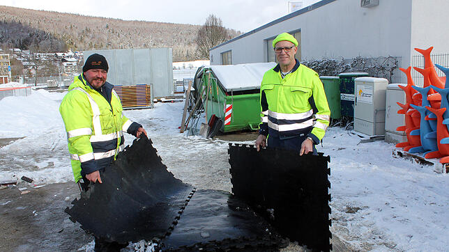 Die beiden Mitarbeiter des städtischen Bauhofs Chris Schuster (links) und Ralf Martin bei den Aufräumungsarbeiten auf dem Eisbahnareal.