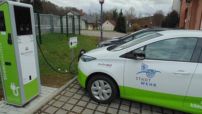 Mitarbeiter der Stadt Wehr nutzen ein Elektroauto.