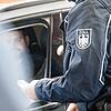 Ein Zöllner kontrolliert einen Autofahrer. (Symbolbild) Im August haben Beamte des Hauptzollamts Lörrach mehrere Drogenkuriere erwischt.