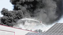 Die Stockacher Feuerwehr ist am Pfingstmontag im Einsatz, es brennt in einer Lagerhalle.