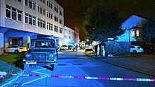In der Mühlstraße wurde eine schwerverletzte Person gefunden, die später starb. Der Bereich wurde weiträumig abgesperrt.