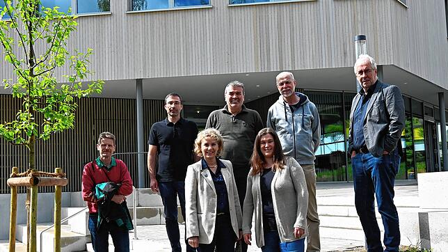 Sie freuen sich über den Erweiterungsbau der Grund- und Werkrealschule Gurtweil (von links): Bernd Kramm, Leiter der Stadtgärtnerei, ...