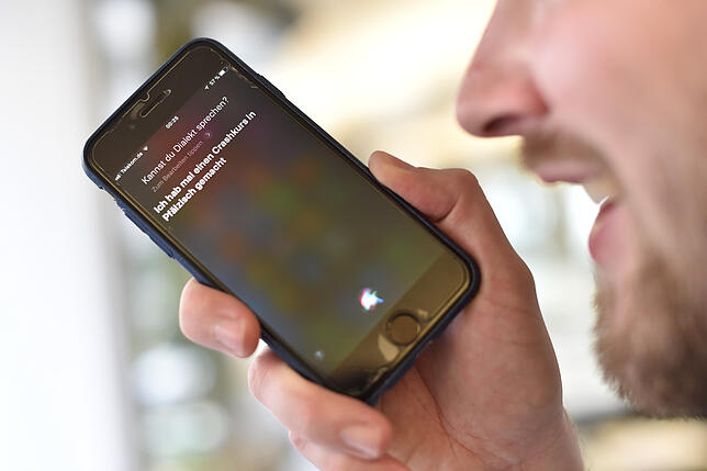 Smalltalk funktioniert mit gängigen Sprachassistenten im Handy ganz gut, doch was passiert, wenn der Sprechende im starken Dialekt spricht?
