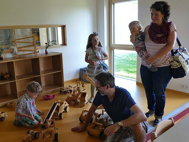 In der neuen Kindertagesstätte motivieren die Kinder ihre Eltern auf Anhieb zum Mitspielen.