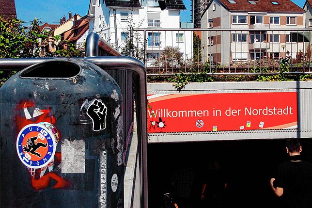 Bild 3: Graffitis, Kaugummiautomaten, Unterführungen: Friedrichshafen von seiner hässlichsten Seite