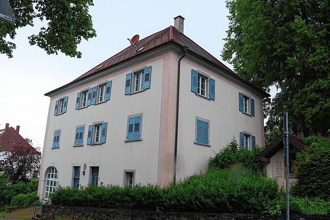 Das Pfarrhaus in Hausen vor Wald soll verkauft werden. Es gibt bereits Interessenten.
