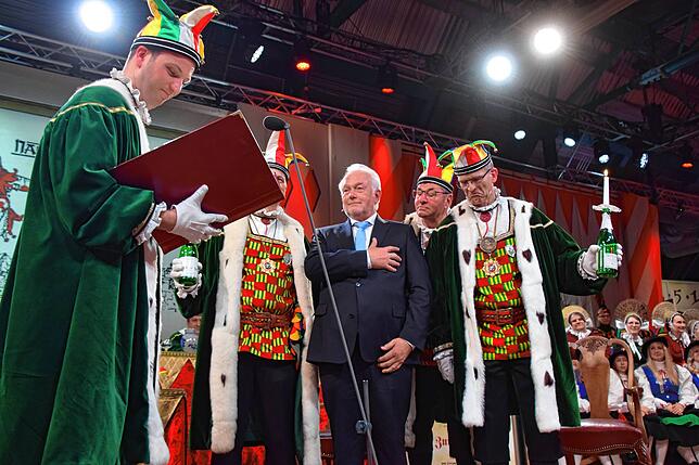 Laufnarrenschlag für Wolfgang Kubicki. Von links: Narrenschreiber Marcel Reiser, Fürsprech Michael Nadig, Wolfgang Kubicki, ...