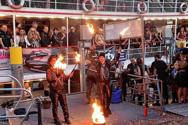 Bild 30: Willkommen an Bord! Diese Passagiere sind beim Torture Ship dabei