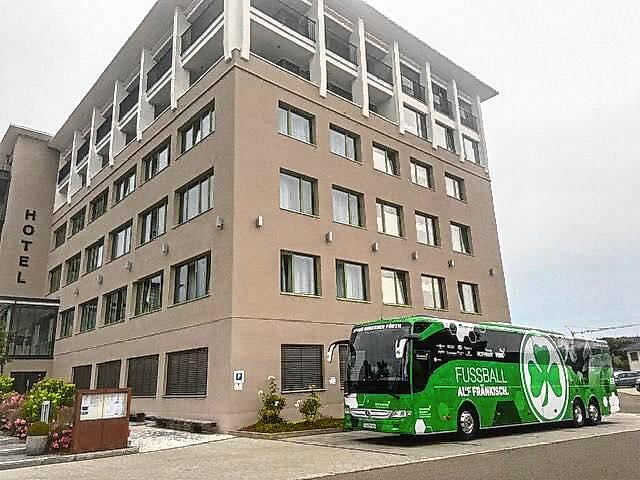 Der Bus von Greuther Fürth steht direkt vor dem Hotel Federwerk.