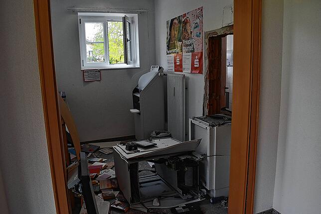 Der Raum mit den Bankautomaten in der SB-Filiale in Berau kurz nach dem Anschlag am 25. April.
