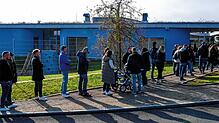 Lange Menschenschlangen stehen vor dem Waldmann-Betriebskindergarten in Schwenningen. Die Menschen nehmen lange Wartezeiten in Kauf, um ...
